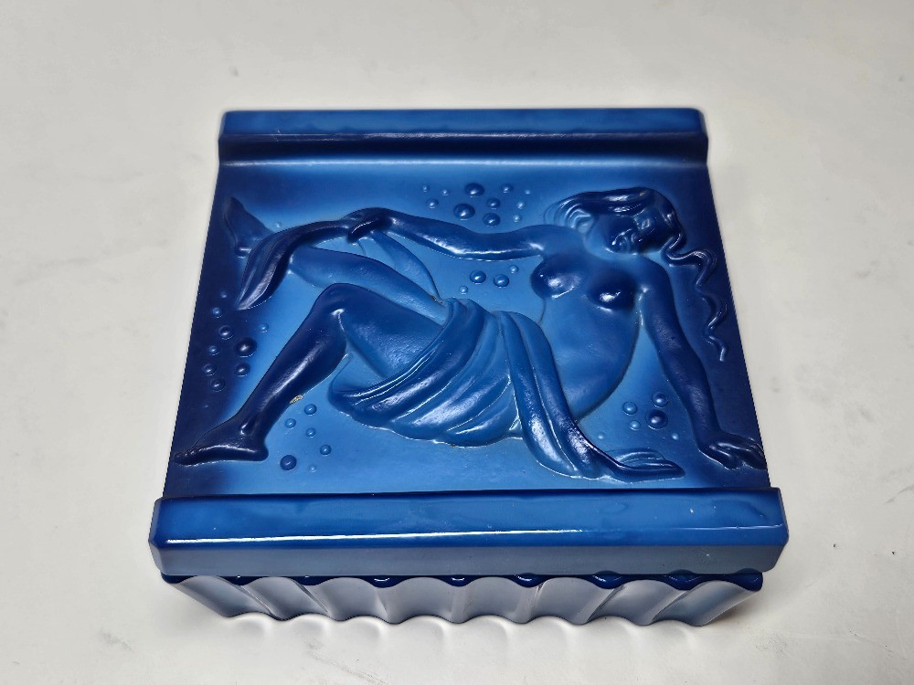 Art Deco skleněná dóza s motivem ženského aktu (barva lapis) 30 leta 20 stoleti