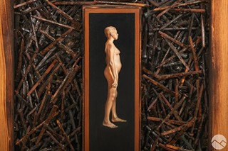 Holokaust – unikátní umělecký objekt 1/1 vytvořený pro výstavu v United States Holocaust Memorial Museum / judaika a tematika koncentračních táborů – věnováno nacistickému zacházení s těhotnými ženami v táborech