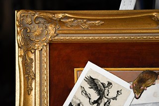 ROBERT WHITING TROMPE L'OEIL - Mimořádný kompletně ručně malovaný hyperrealismus