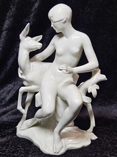 Theodor Kärner (1884 – 1966) Porcelánová socha od firmy Rosenthal, dívka s laní, 1934