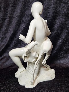 Theodor Kärner (1884 – 1966) Porcelánová socha od firmy Rosenthal, dívka s laní, 1934
