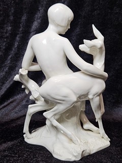 Theodor Kärner (1884 – 1966) Porcelánová socha od firmy Rosenthal, dívka s laní, 1934