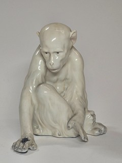 Gebruder Heubach - Porcelánová opice s mouchou, Německo, 1910