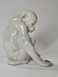 Gebruder Heubach - Porcelánová opice s mouchou, Německo, 1910