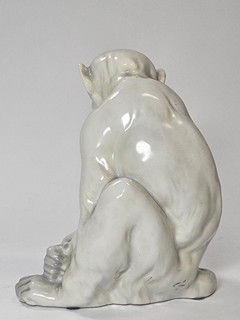 Gebruder Heubach - Porcelánová opice s mouchou, Německo, 1910