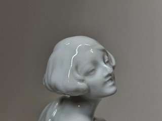 PIRKEN HAMMER Porcelánová figurka koupající se ženy