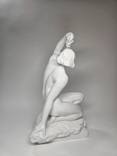 Jan Sommer (1892) Art deco bílá glazovaná keramická socha ženy s hroznem, Bechyně