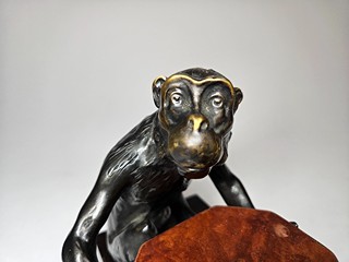 Art deco bronzova socha opice s tácem a prstenem , kolem r. 1920