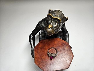 Art deco bronzova socha opice s tácem a prstenem , kolem r. 1920