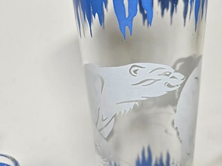 Skleněný koktejlový šejkr s motivem ledního medvěda amerycke Art Deco, 30. léta 20. století