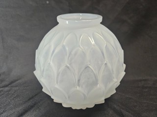 SABINO francouzská opálová skleněná váza ve stylu Art Deco