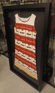 IKONICKÁ MUZEJNÍ KVALITA Andy Warhol (1928 – 1987) ŠATY SOUPER / Kolem roku 1965 / Ikonické šaty / BEZVADNÝ stav s originální dokumentací!