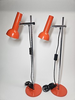 Dvojice vysoce stylizovaných nastavitelných stolních lamp z poloviny 20. století