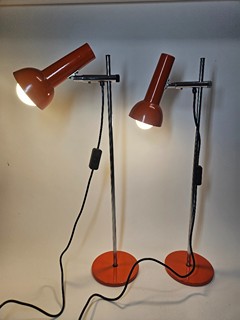 Dvojice vysoce stylizovaných nastavitelných stolních lamp z poloviny 20. století