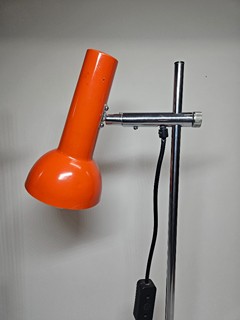 Dvojice vysoce stylizovaných nastavitelných stolních lamp z poloviny 20. století