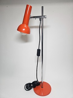 Dvojice vysoce stylizovaných nastavitelných stolních lamp z poloviny 20. století
