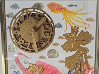 Vysoce stylizované, vzácné francouzské Art Deco hodiny z bronzu a skla s rytinou morskeho sveta