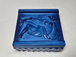 Art Deco skleněná dóza s motivem ženského aktu (barva lapis) 30 leta 20 stoleti