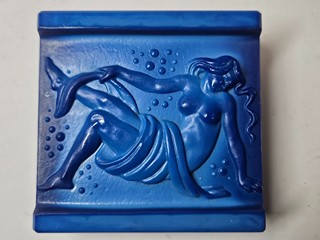 Art Deco skleněná dóza s motivem ženského aktu (barva lapis) 30 leta 20 stoleti