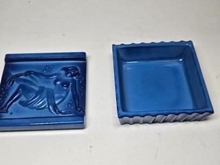 Art Deco skleněná dóza s motivem ženského aktu (barva lapis) 30 leta 20 stoleti