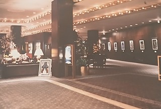 Získejte kus historie newyorského Světového obchodního centra (World Trade Center) – Art deco litografie s názvem „Aquacade“ od Robert Hoppe