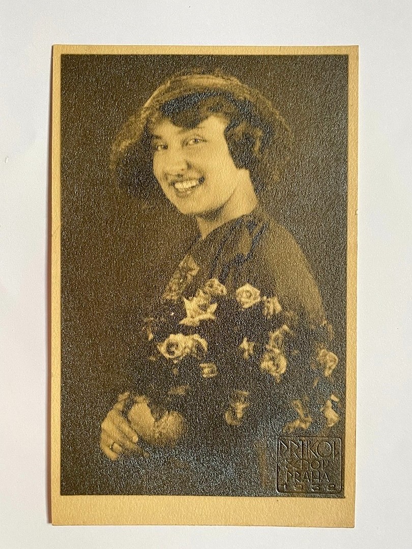 Drtikol František (1883–1961) - Portrét ženy s kyticí růží