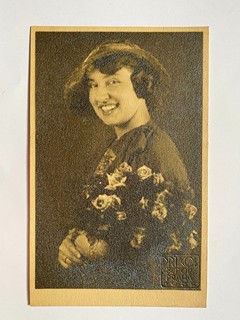 Drtikol František (1883–1961) - Portrét ženy s kyticí růží