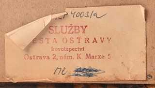 Kovový reliéf býka