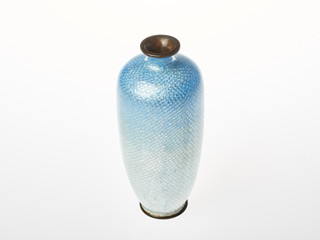 Smaltovaná váza cloisonne - geisha na modrém pozadí