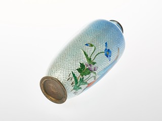 Smaltovaná váza cloisonne - geisha na modrém pozadí