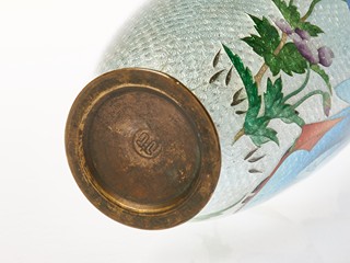 Smaltovaná váza cloisonne - geisha na modrém pozadí