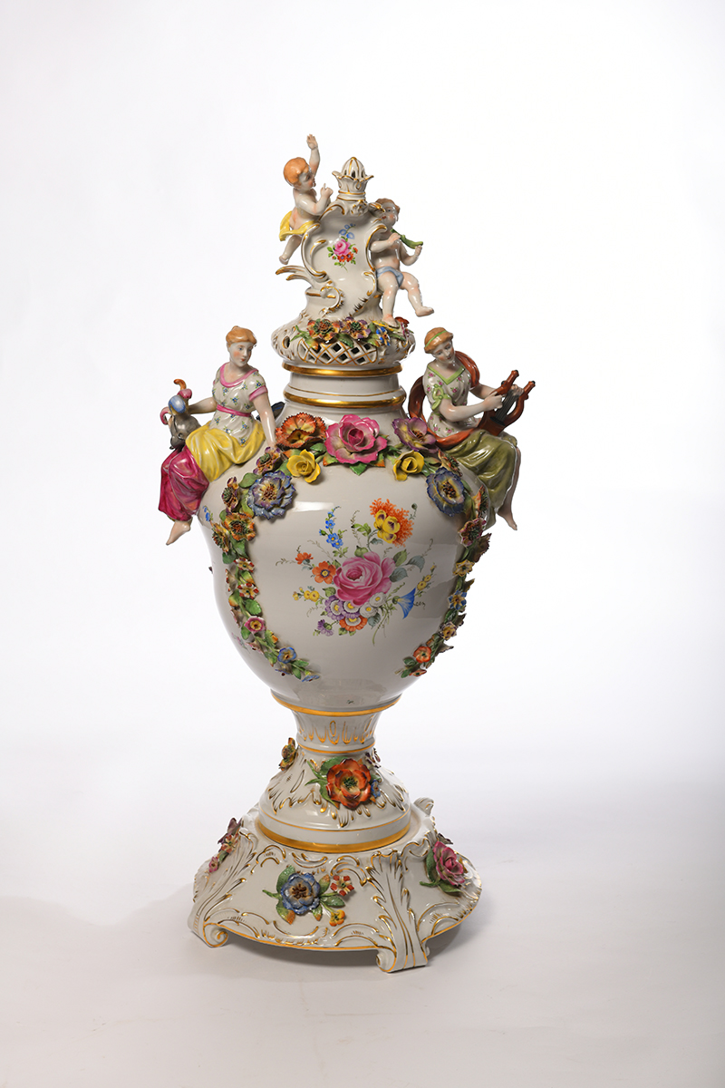 Velká porcelánová figurální váza s víkem