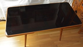 Retro stolek s opaxytovým sklem