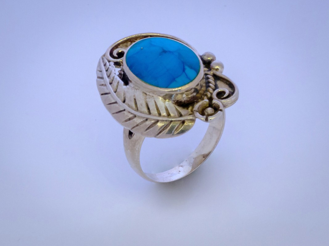Stříbrný prsten s přírodním modrým kamenem a zdobením