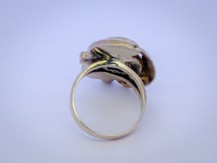 Stříbrný prsten s přírodním modrým kamenem a zdobením