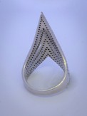 Luxusní stříbrný prsten s drobnými černými kamínky a safírky