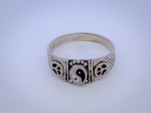 Stříbrný prsten s motivem  Jin-Jang