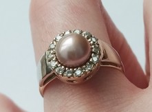 Zlatý prsten s kultivovanou růžovou perlou a zirkony