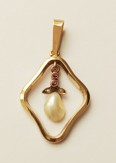 Zlatý přívěsek s rubíny a barokní perlou