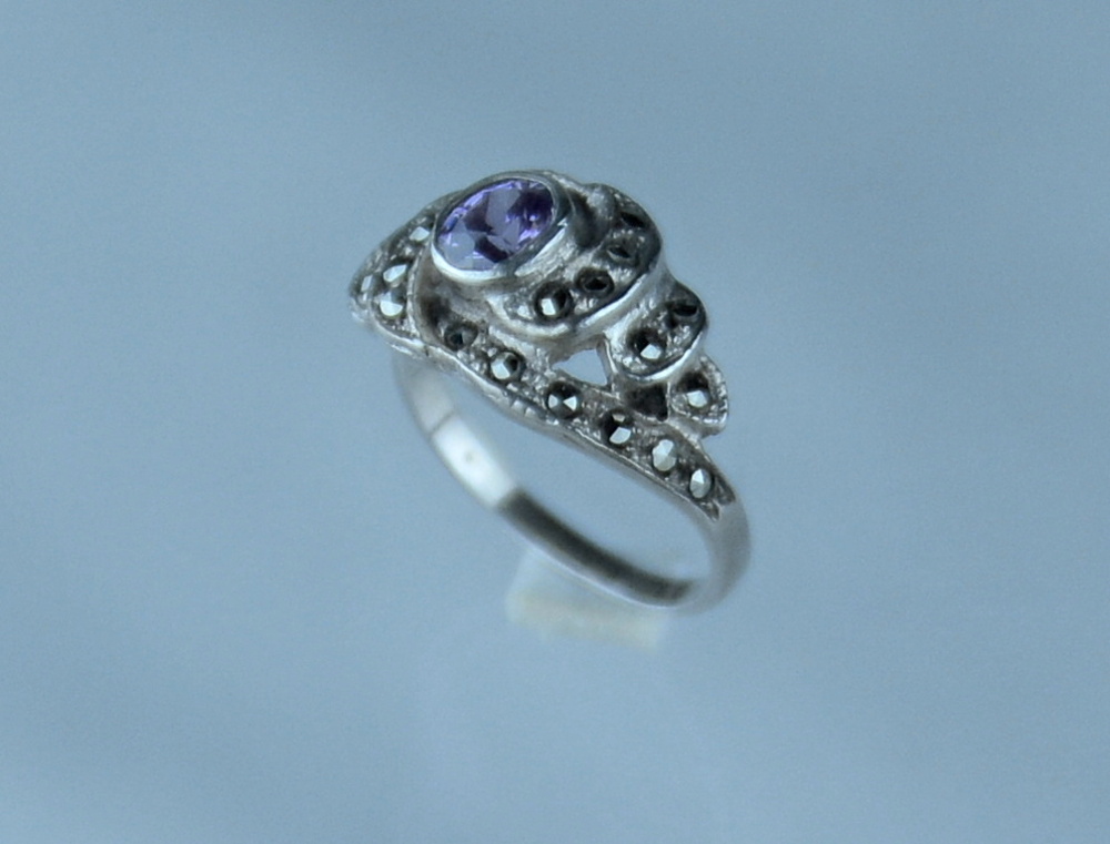 Prsten Ag, centrální fialový kamínek