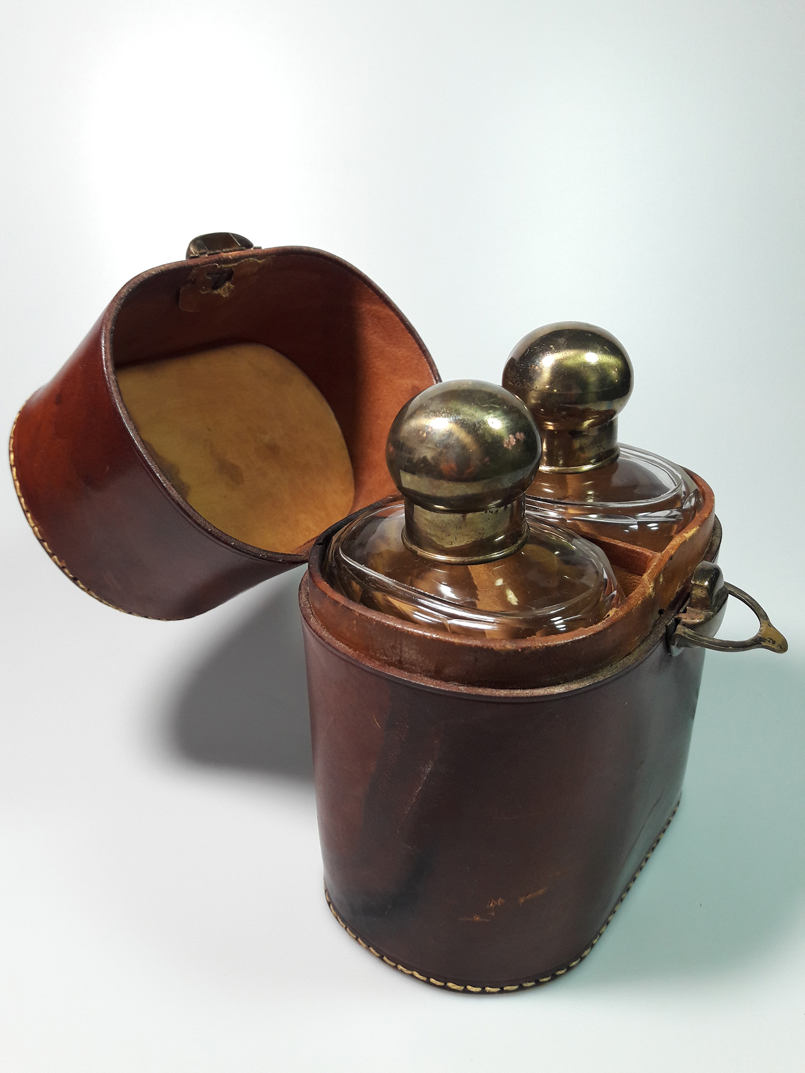 Dvě cestovní lahve v koženém pouzdru
