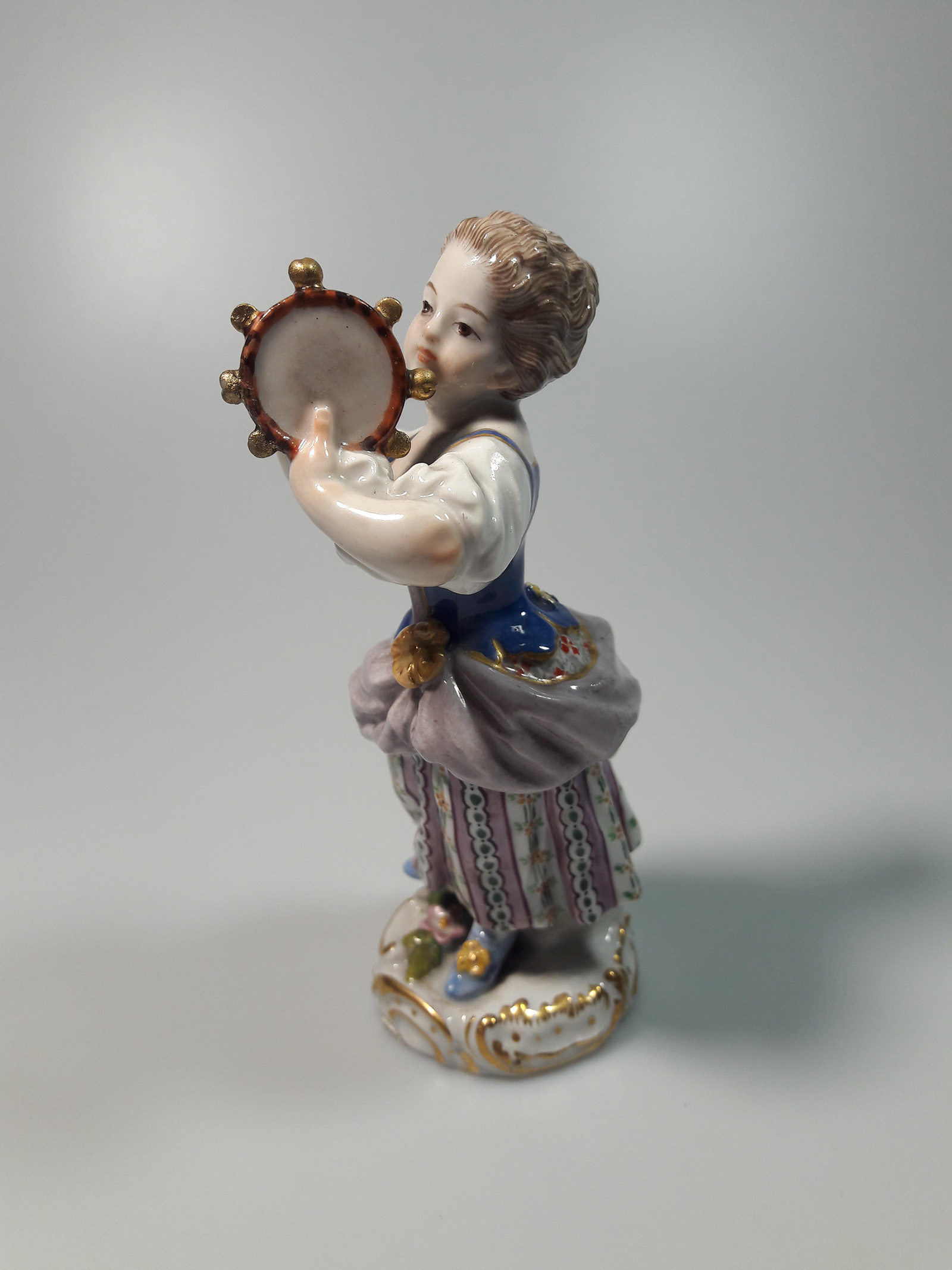 Porcelánová soška dívky s tamburínou
