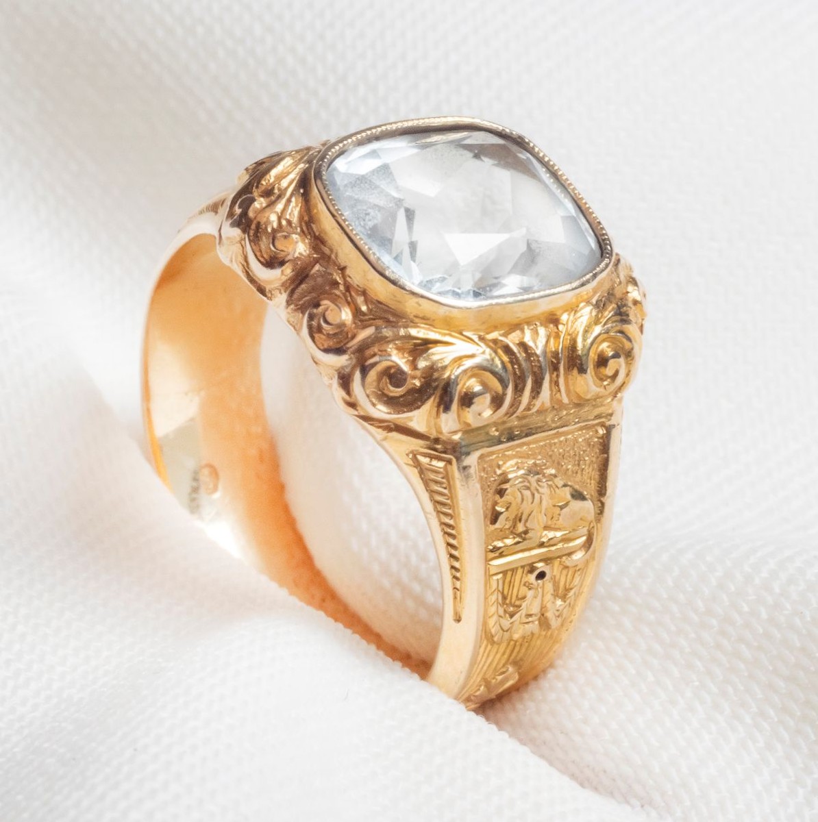 Zlatý prsten s akvamarínem