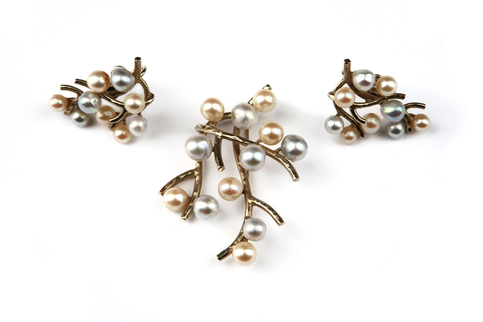 Zlatá brož ve tvaru větvičky zdobená perlami 