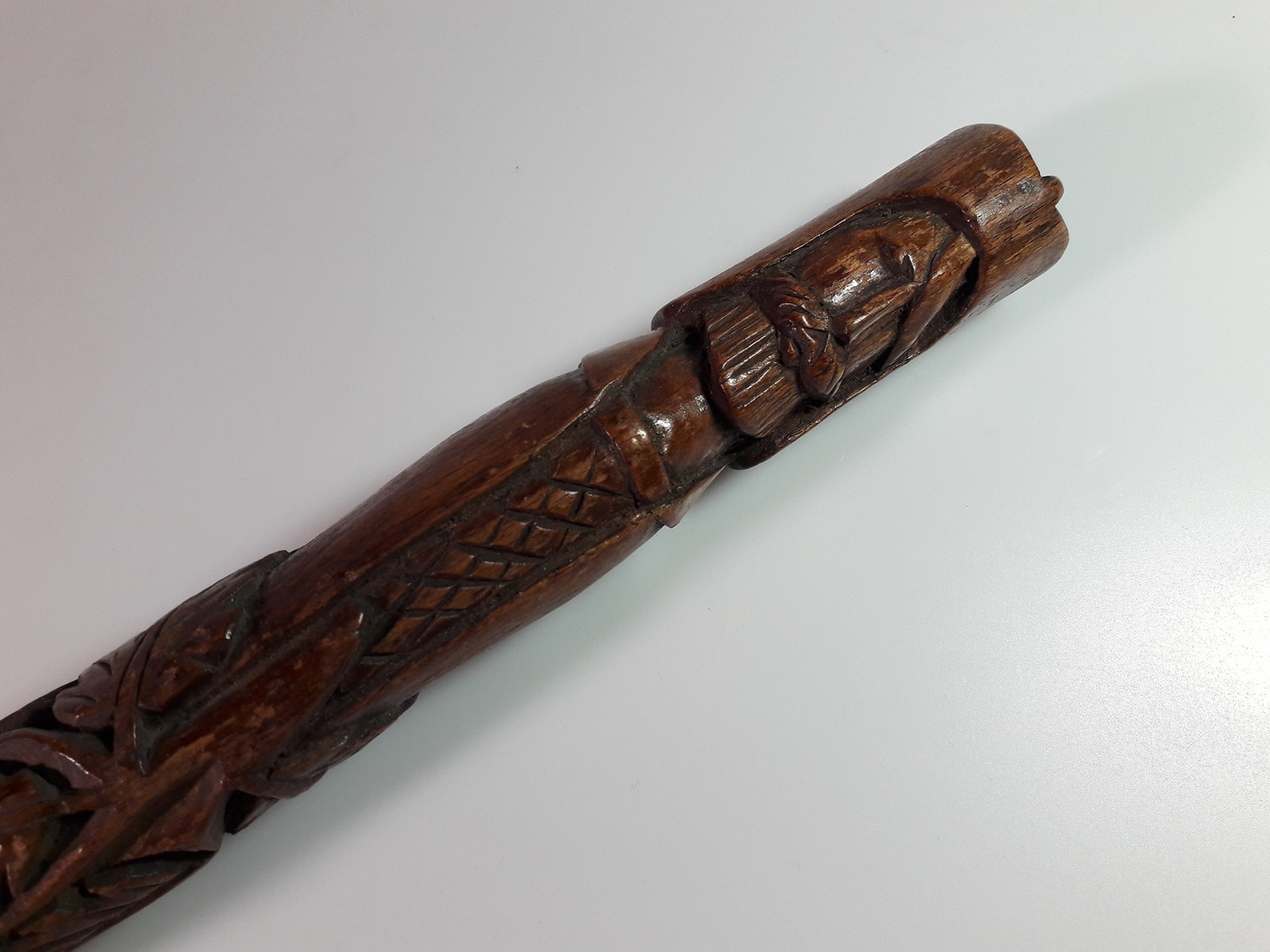 Vyřezávaná dřevěná hůlka s hlavou Jana Žižky