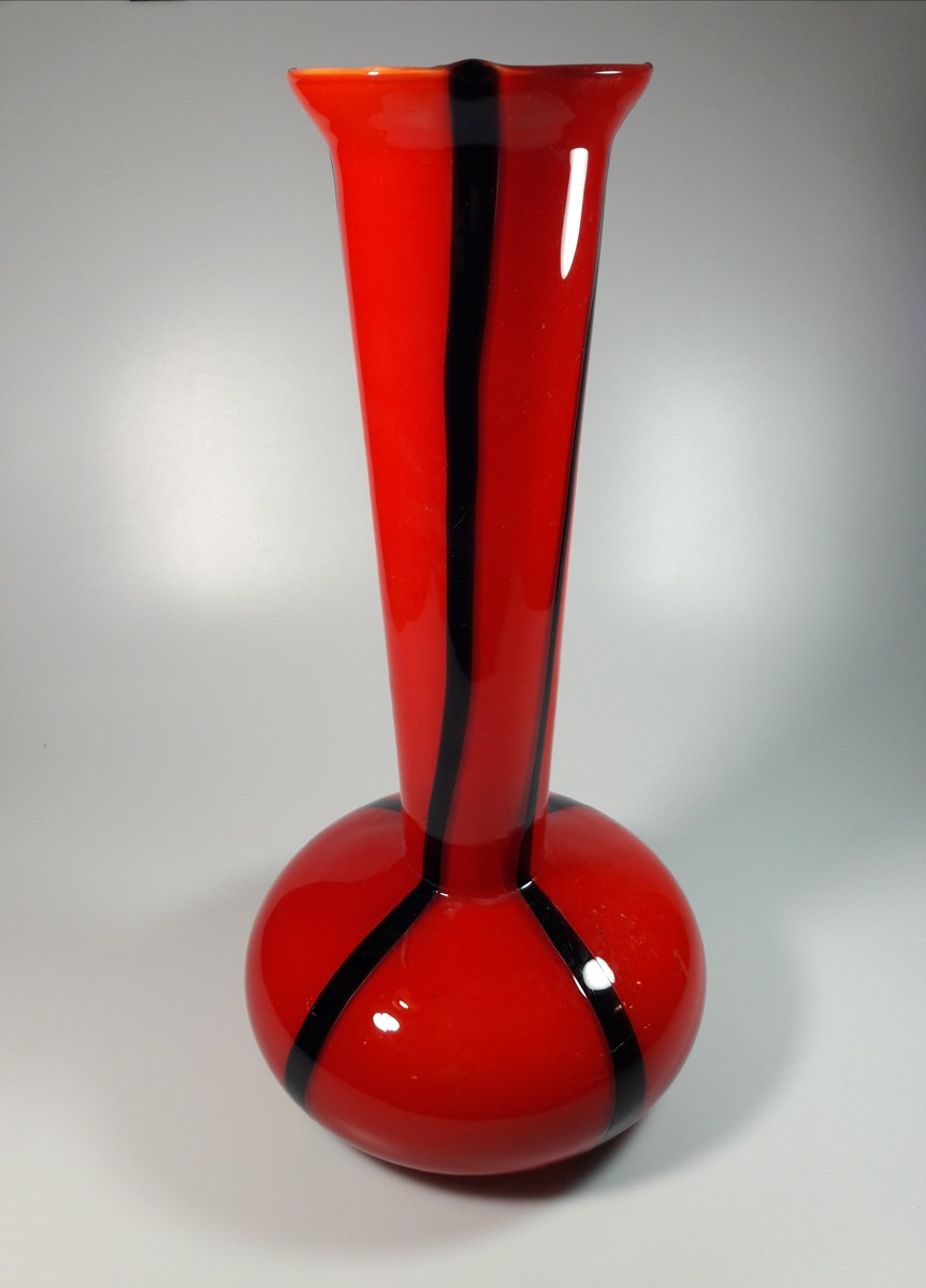 Červená váza s černými pruhy 