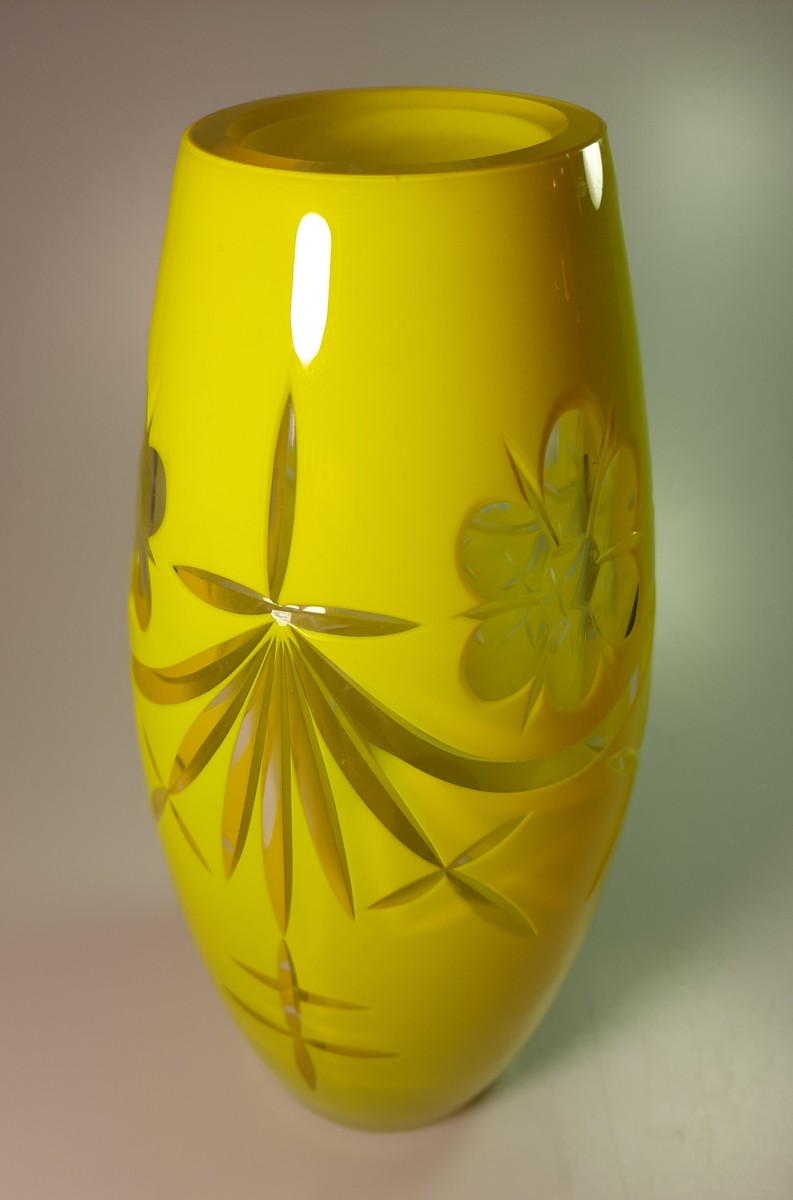 Kříšťálová váza se žlutým vrstvením s broušenými ornamenty 