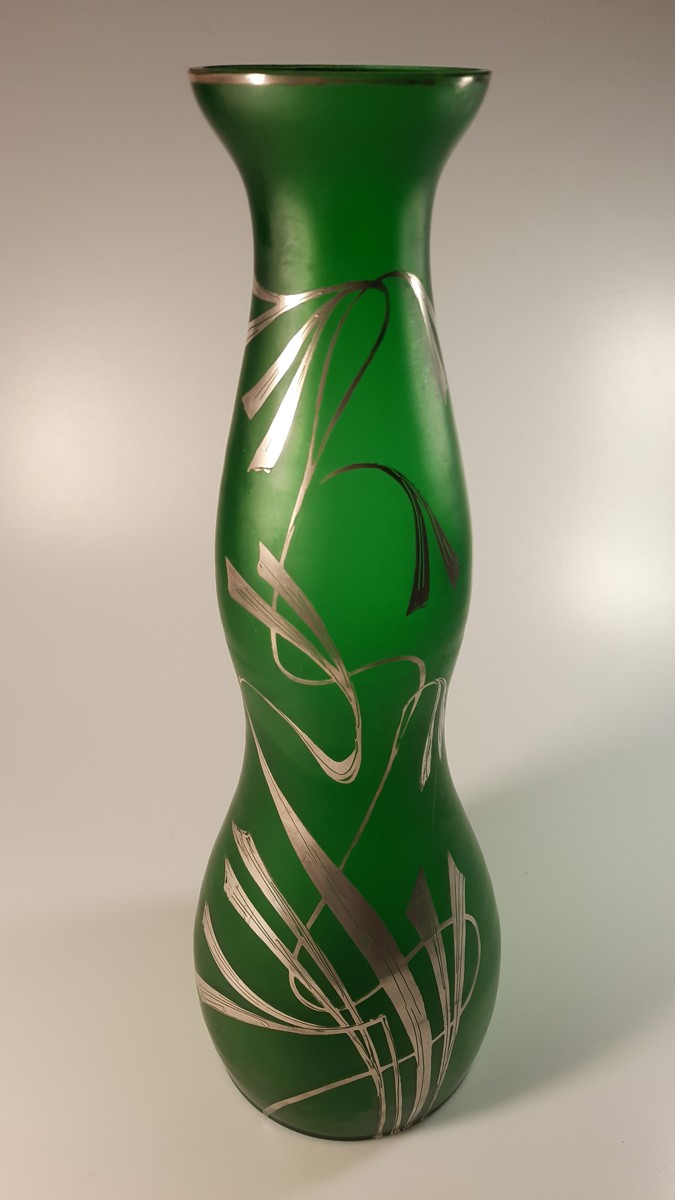 Zelená váza malovaná stříbrem 