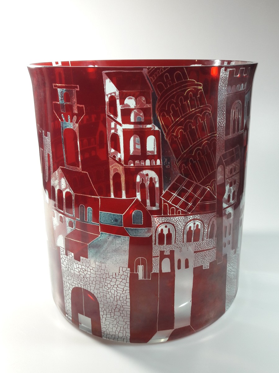 Válcovitá váza zdobená červenou lazurou s vyobrazením italských měst