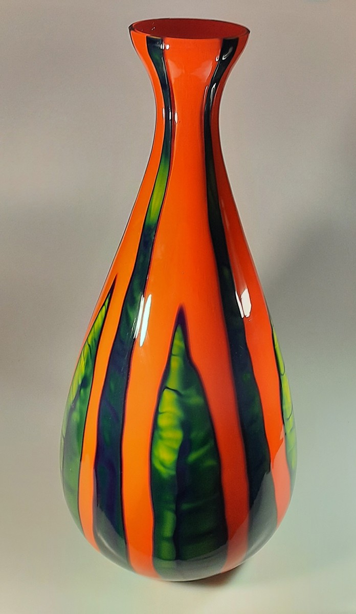 Velká oranžová váza se zelenými pruhy 